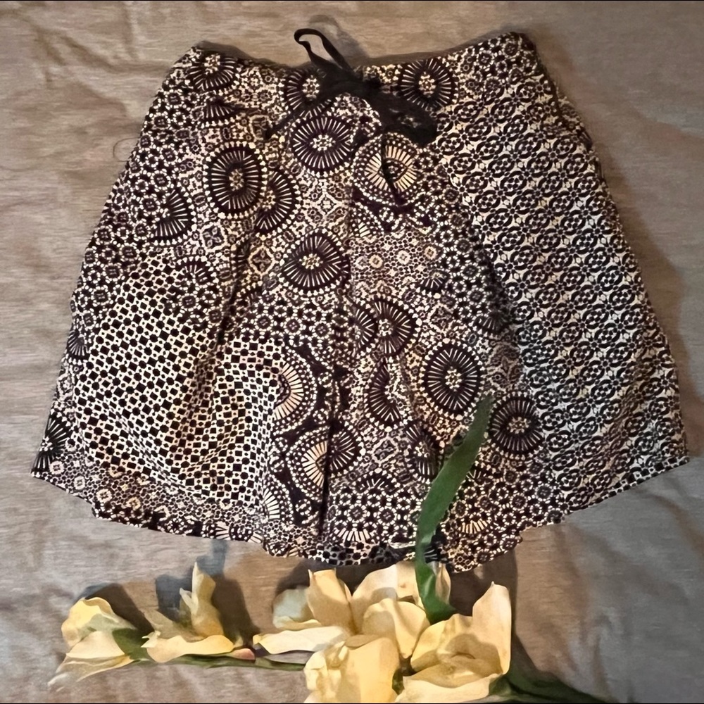 🌸 5/$20 Zara black and white skirt/shorts